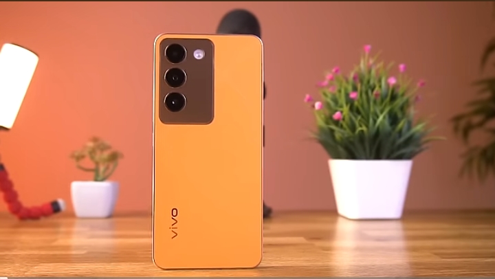 "vivo-y200e-5g का बैक पैनल जिसमें ग्लास फिनिश और ट्रिपल कैमरा सेटअप दिख रहा है"